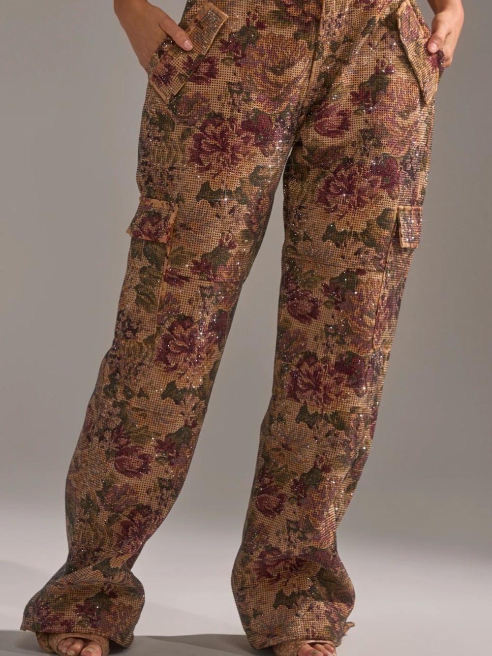Floral textured Cargo Jogger Pants in rose and Olive - Picture 2 of 3